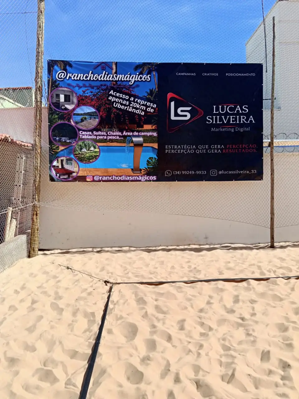 Banners de duas empresas na lateral da quadra de areia